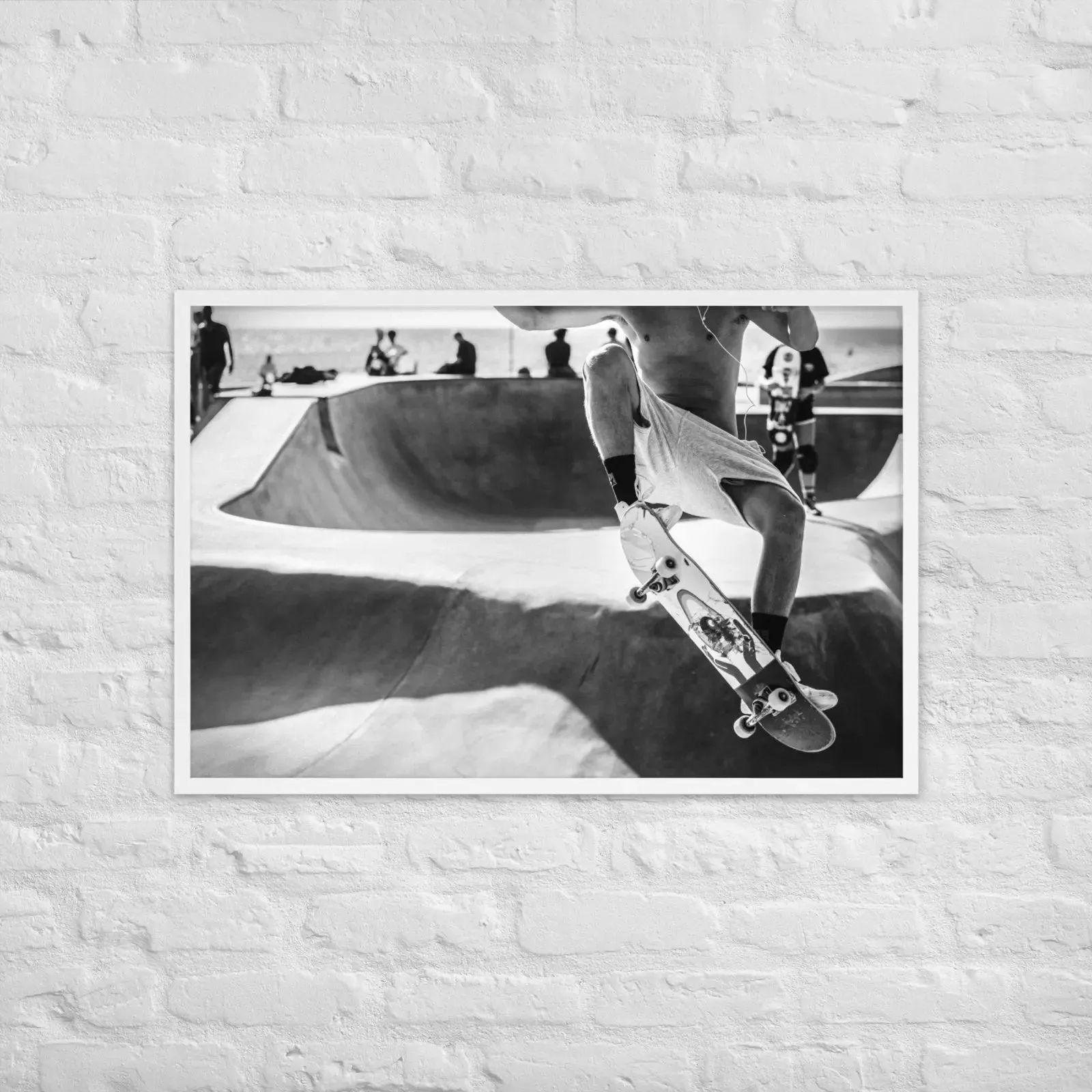 California Dreamin': A Skater's Paradise – Black & White Framed Poster