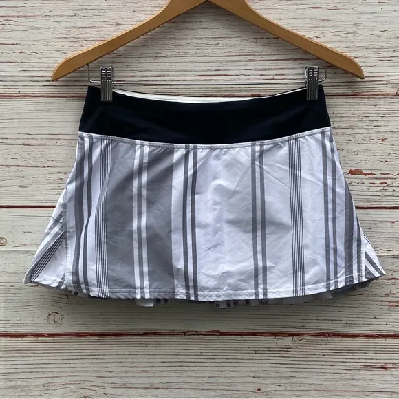 Lululemon Run: Pace Setter Skirt in Groovy Stripe Nimbus / Black Sz 2 Regular