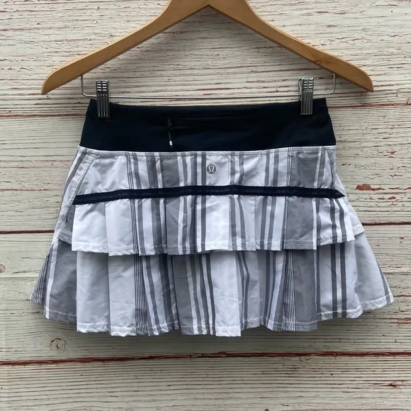 Lululemon Run: Pace Setter Skirt in Groovy Stripe Nimbus / Black Sz 2 Regular