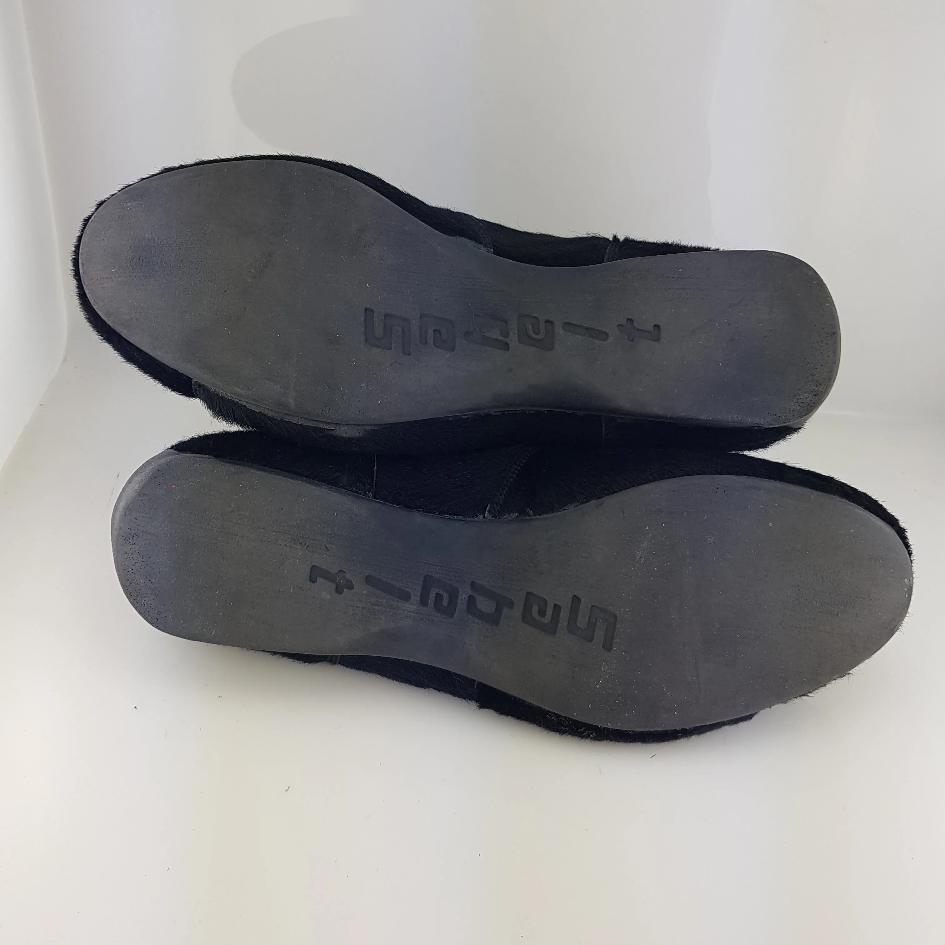 Running style shoe