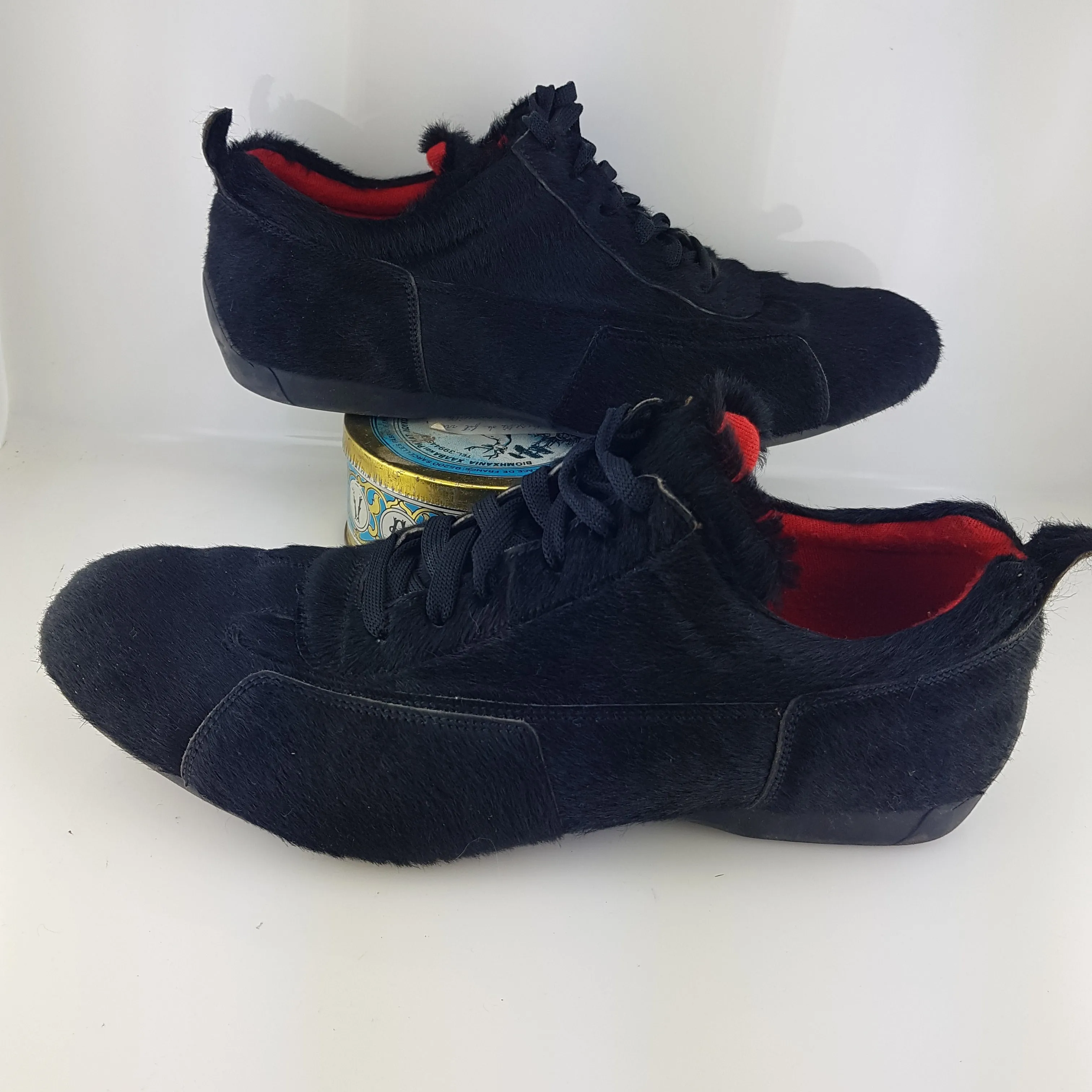 Running style shoe